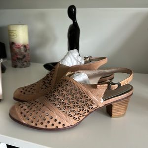 Women close toe sandals